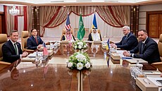 Ukrajinská a americká delegace na jednání v D�idd�. Zleva: bezpe�nostní poradce...