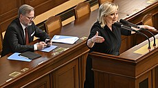 Místop�edsedkyn� hnutí ANO Alena Schillerová, vlevo je premiér Petr Fiala.