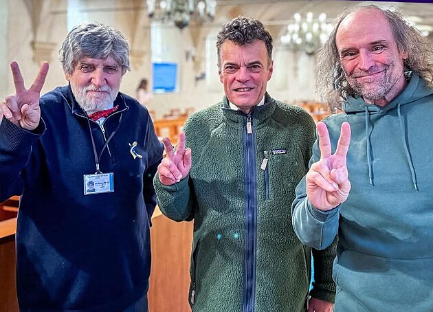 �e�t� sen�to�i za�ali v solidarit� s ukrajinsk�m prezidentem Volodymyrem...