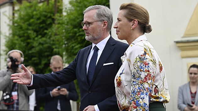 Nejv�razn�j�� sou��st� image Frederiksonov� je jej� ��es - vlasy pe�liv� s�esan� dozadu. D�nsk� premi�rka tak pat�� do t�bora politi�ek, kter� s vlasy rad�ji p��li� neexperimentuj�.