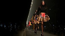 Modely Versace pro sezónu 2025/2026 prezentované na Týdnu módy v Milán�.