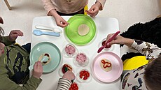 Dti si v rámci terapie pipravují jídlo samy.