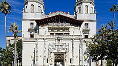 Hearst Castle. Gigantické sídlo ve stylu �pan�lské koloniální architektury...