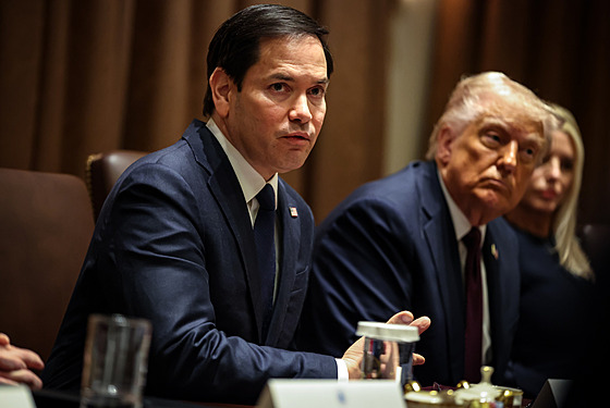 Americký ministr zahrani�í Marco Rubio (vlevo) a prezident USA Donald Trump.