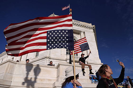 Vlajka hlavou dol�. I tím protestující upozor�ují, �e Amerika není v po�ádku. V...