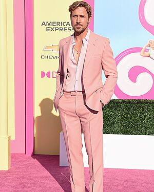 Ryan Gosling p�ich�z� na hollywoodskou premi�ru filmu Barbie v Los Angeles. (9....