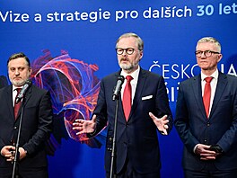 Zleva prezident Svazu prmyslu a dopravy R Jan Rafaj, premiér Petr Fiala a...