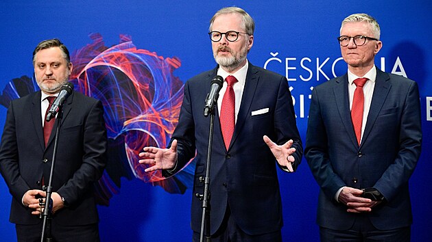 Zleva prezident Svazu průmyslu a dopravy ČR Jan Rafaj, premiér Petr Fiala a...