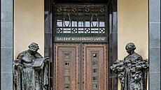 Portál s plastikami Ladislava �alouna u budovy Galerie moderního um�ní na...