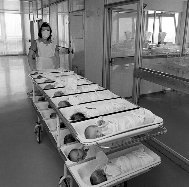 OBRAZEM: Vymíráme? Snímky z československých porodnic, když bylo „narváno“