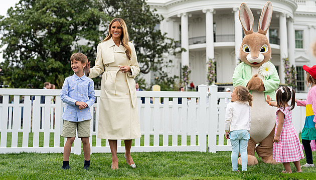 Za Kanadu nebo proti Kanadě? Melania Trumpová si oblékla máslový kabát, který budí otázky