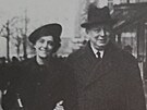 Richard Morawetz s manelkou Fridou v centru Prahy v roce 1938.