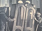 Pevoz nábytku. Pvodním majitelem skín byl Jan Klein.  Repro z knihy Návraty