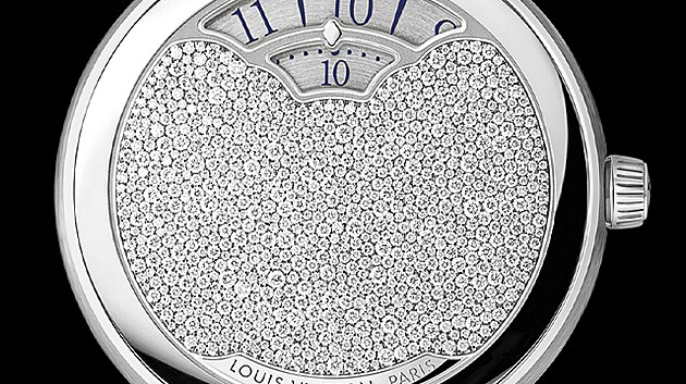 La Fabrique du Temps �erp� i�z�hodin��sk� historie.
Letos zna�ka Louis Vuitton p�edstavila model Tambour Convergence, kter� vych�z� z�hodinek ukazuj�c�ch �as v�ok�nk�ch, obl�ben�ch zejm�na 
v�obdob� art deca. Nechyb� ani model ru�n� os�zen� diamanty technikou snow-setting.