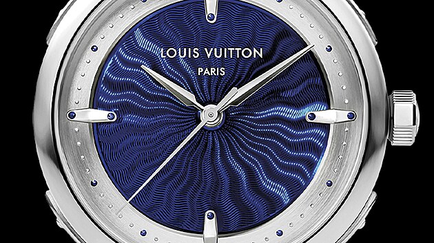 Zna�ka Louis Vuitton loni uvedla redesignovanou
modelovou �adu Escale. Letos v�lednu p�edstavila novinku s�n�dhern�m modr�m ��seln�kem vytvo�en�m technikou flinqu�. Na ru�n� gilo�ovan� z�klad jsou nan�eny vrstvy pr�hledn�ho barevn�ho smaltu.