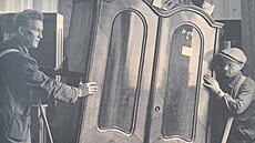 Pevoz nábytku. Pvodním majitelem skín byl Jan Klein.  Repro z knihy Návraty