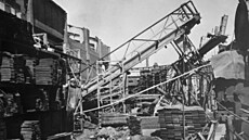 Pohled na výrobní haly kodovky Plze po náletu amerického letectva v dubnu...