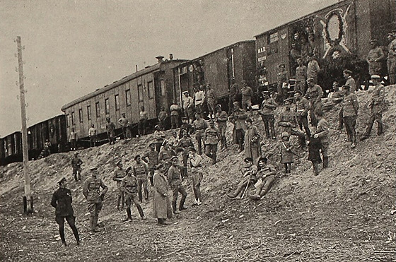 Vlak 1. zálo�ního pluku na magistrále.