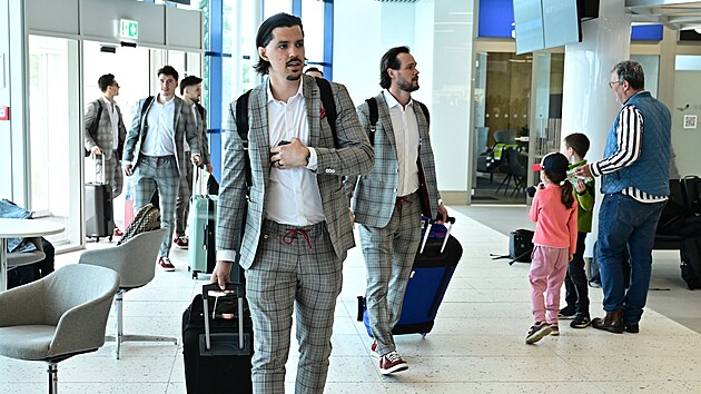Vezm�me to popo��dku a zam��me se na st�ih k�rovan�ch oblek�. V�robce sice tvrd�, �e outfit je pohodln�, ale ji� z fotek je z�ejm�, �e p�i pohybu n�kter� hokejisty od�v omezuje � ruk�vy maj� na pa��ch napnut�