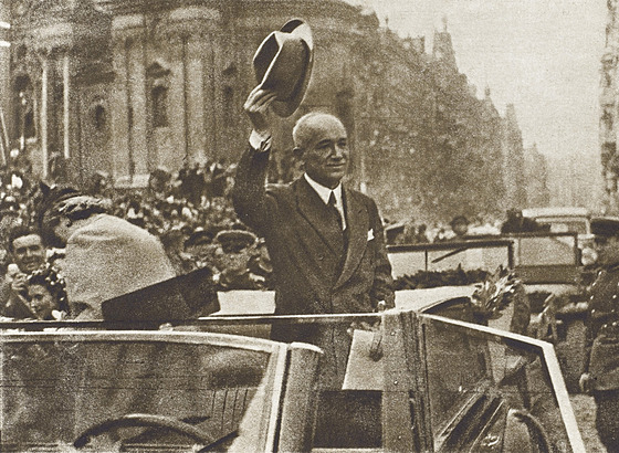 16. kvten 1945. Edvard Bene s chotí Hanou a dalími leny doprovodu projídí...