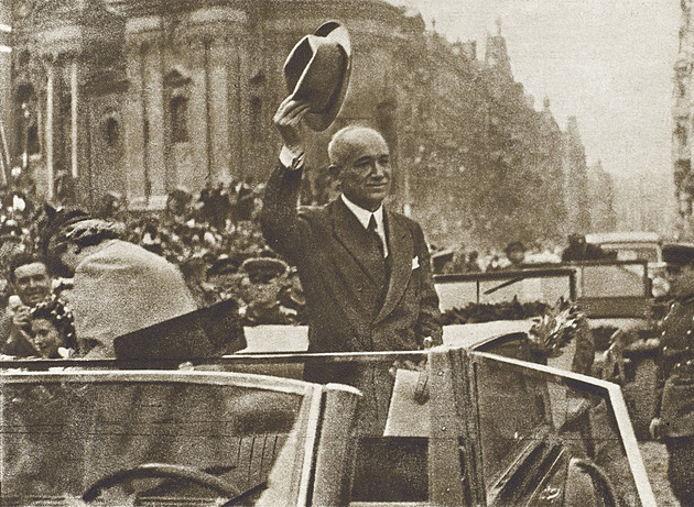 Benešův poválečný návrat byl až kýčovitý. Ovace provolávaly i přidělené vojenské stráže