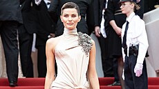 Má kalhotky nebo ne? Isabeli Fontana v Cannes 13.5. 2025