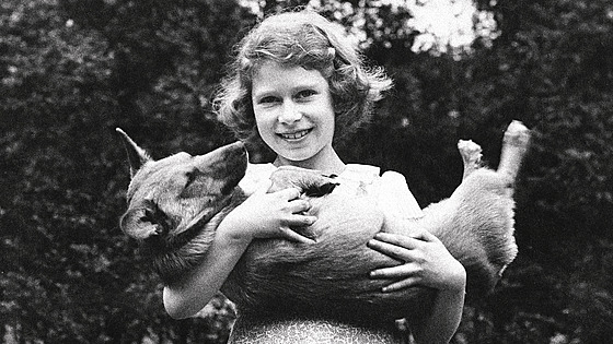 Desetiletá princezna Albta se svým corgiim