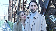 Týna Prchová a Ondej erný hrají v divadelní he Dva na houpace sami dva.