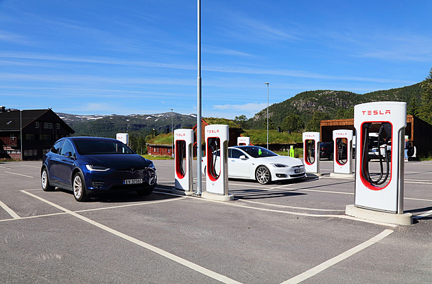 Elektromobilní, předražené a tiché Norsko. Jak vypadá malý skandinávský paradox