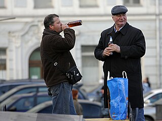 Mui, kteí pijí alkohol na ulici v Moskv.