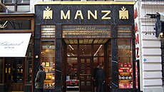 Mramorový portál knihkupectví Manz navrhl Adolf Loos v roce 1912 v ulici...