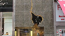 Prodejna �perka�ství Schullin na Graben s charakteristickou postmoderní...