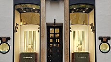 A hned za rohem na Kohlmarktu pak najdeme dal�í, jen o n�co mlad�í prodejnu,...