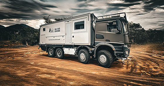 Mercedes-Benz Arocs 8x8 s obytnou nástavbou pat�í k nejv�t�ím obytným aut�m...