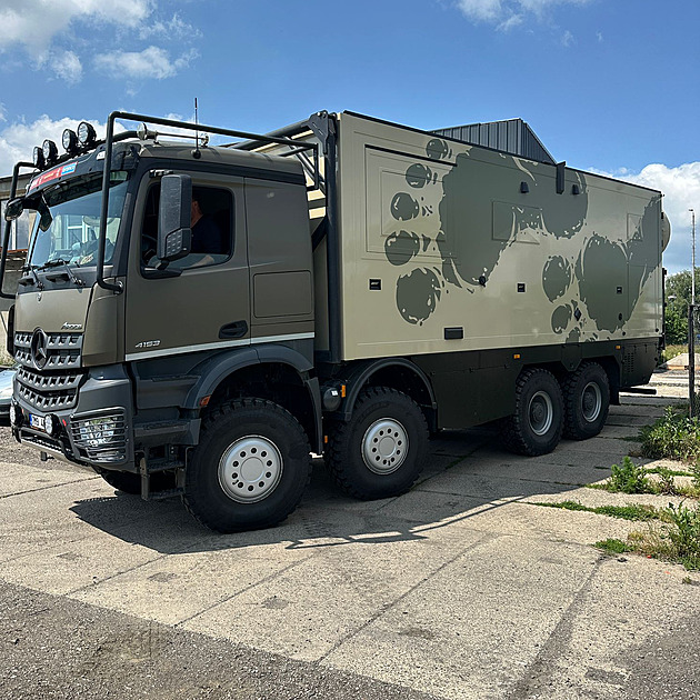 NOMÁDI: Češi vyrážejí na největší offroadový veletrh s osmikolovým mercedesem