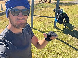 Do Leshota. Tadeá íma pokrauje v cest pes africký kontinent na kole, v...