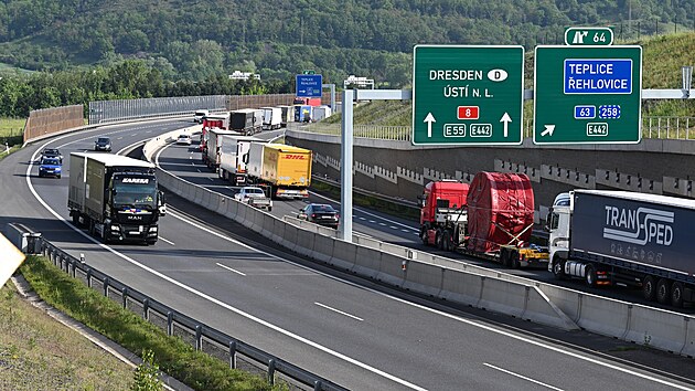 Kolona aut a kamionů na dálnici D8 ve směru na Německo. Důvodem jsou hraniční...