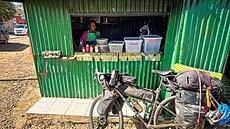 Do Leshota. Tadeá� �íma pokra�uje v cest� p�es africký kontinent na kole, u...