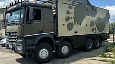 Mercedes-Benz Arocs 8x8 s obytnou nástavbou pat�í k nejv�t�ím obytným aut�m...