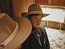 David: sako a vesta, Sure Curated, Lula Vintage; ko�ile, Levi�s; kalhoty,...