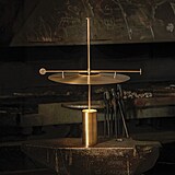 Kolekce La Bouillotte vych�z� z lampy, kter� se pou��vala ke karetn� h�e za...