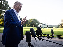 Americký prezident Donald Trump ped odletem do nizozemského Haagu na summit...
