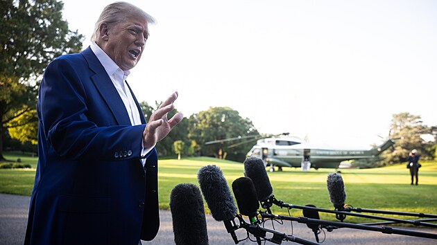 Americký prezident Donald Trump před odletem do nizozemského Haagu na summit...