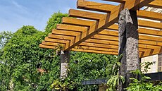 Zahrada Na Bat. Na snímku obnovená pergola.