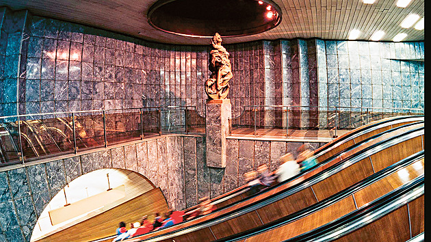 Podzemní galerie zamrzlá v čase. Umělecká díla Poupě či Gajdův reliéf krášlí pražské metro