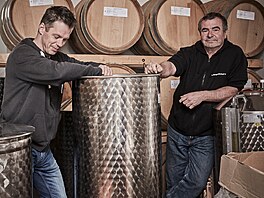 Do istého lihu Ondra Kopika a Petr Alexander (vpravo) z Landcraftu nakládají...