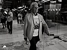 Herec Michael Douglas práv dorazil do hotelu Thermal v Karlových Varech, aby...