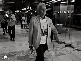 Herec Michael Douglas práv dorazil do hotelu Thermal v Karlových Varech, aby...