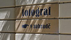 Sudkv ateliér. Historický nápis na zdi dvorku.