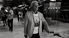 Herec Michael Douglas práv dorazil do hotelu Thermal v Karlových Varech, aby...